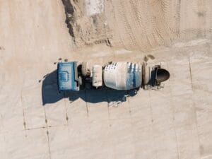 betonomieszarka dostarczająca beton towarowy na plac budowy