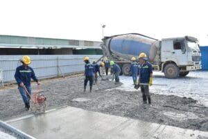 betonomieszarka wylewająca beton na placu budowy domu jednorodzinnego
