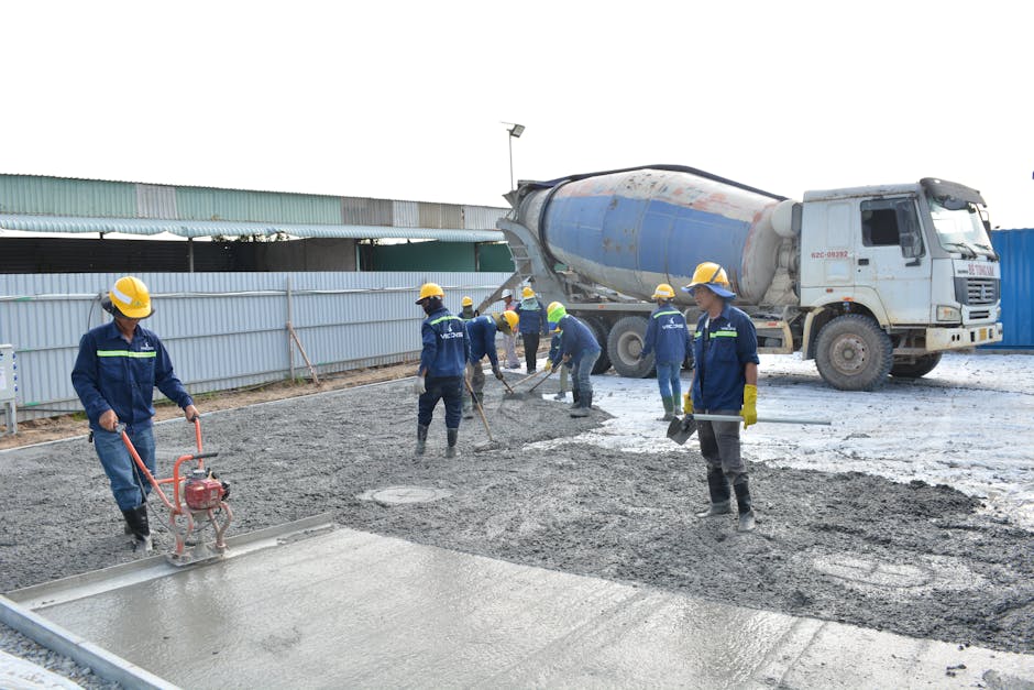 betonomieszarka wylewająca beton na placu budowy domu jednorodzinnego