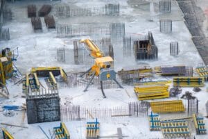 profesjonalna ekipa budowlana wylewająca certyfikowany beton na dużym placu budowy