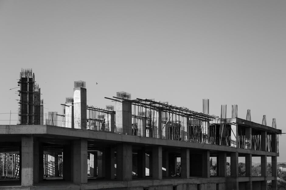 Profesjonalny proces betonowania fundamentów budynku z wykorzystaniem specjalistycznego sprzętu