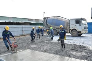 profesjonalny proces wylewania betonu konstrukcyjnego na placu budowy