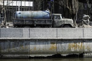 betonomieszarka dostarczająca beton na budowę domu