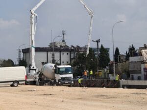 betonomieszarka dostarczająca beton na plac budowy