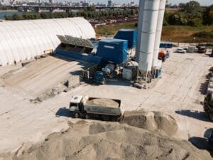betonowóz wylewający beton na placu budowy