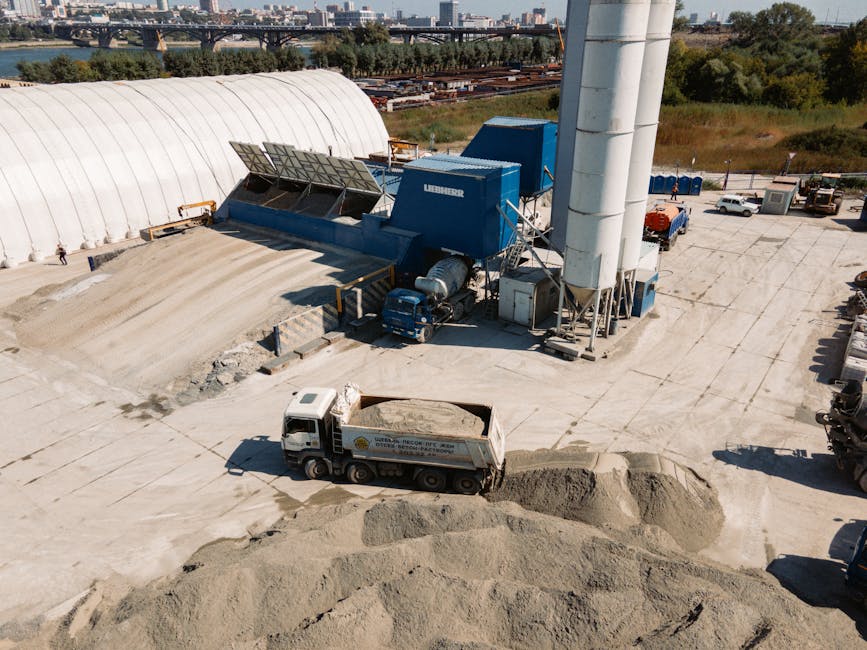 betonowóz wylewający beton na placu budowy
