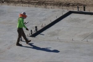 betonowy strop w trakcie budowy domu jednorodzinnego