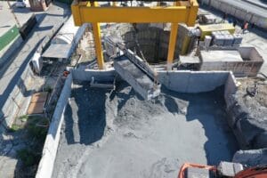 ekipa budowlana wylewająca beton w upalny letni dzień