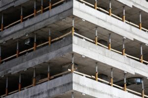 nowoczesna pompa do betonu pracująca na placu budowy