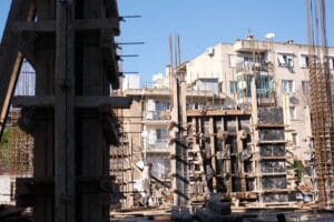 nowoczesny plac budowy domu jednorodzinnego z wykorzystaniem betonu towarowego