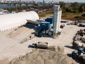 Profesjonalna betonomieszarka dostarczająca beton na plac budowy