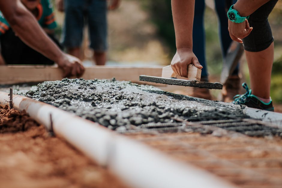 profesjonalne wylewanie betonu na płytę fundamentową przez ekipę budowlaną