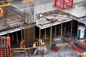 profesjonalne wylewanie fundamentów betonem towarowym na placu budowy