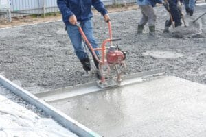 profesjonalny proces wylewania certyfikowanego betonu na fundamenty domu jednorodzinnego